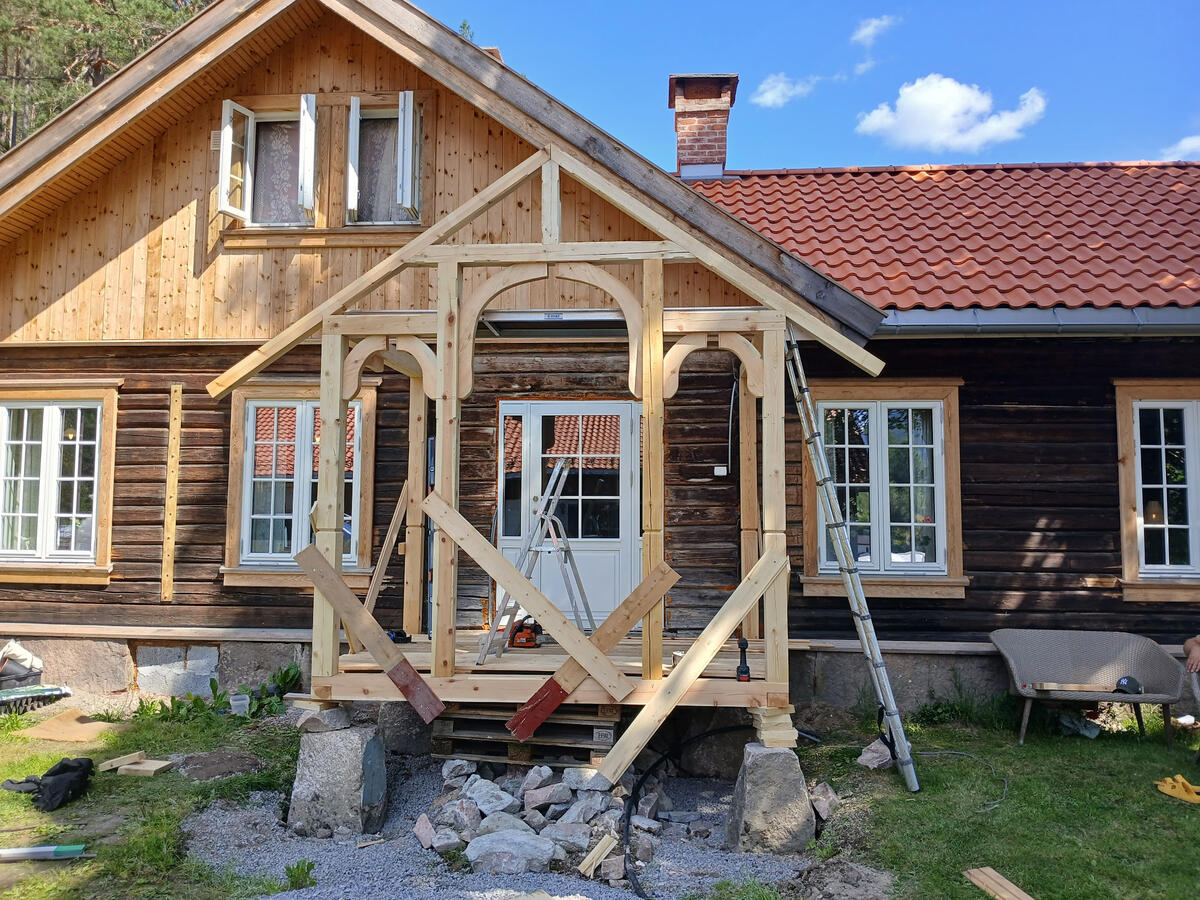 Inngangsparti til gårdshus i Bø 2/2