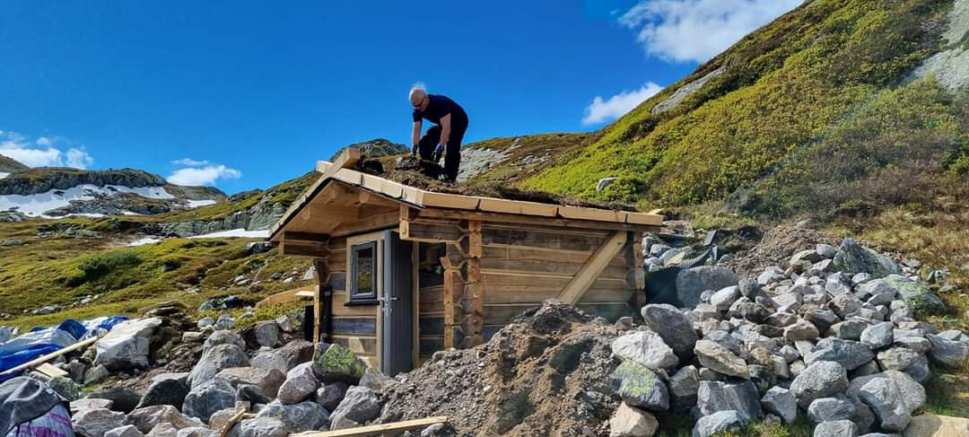 Bø fiskarlag si hytte på Lifjell 1/3